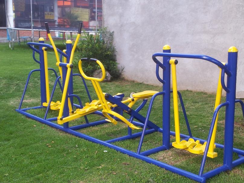 Fotografía de maquinas ejercitadoras simples, son de color azul y amarillo.