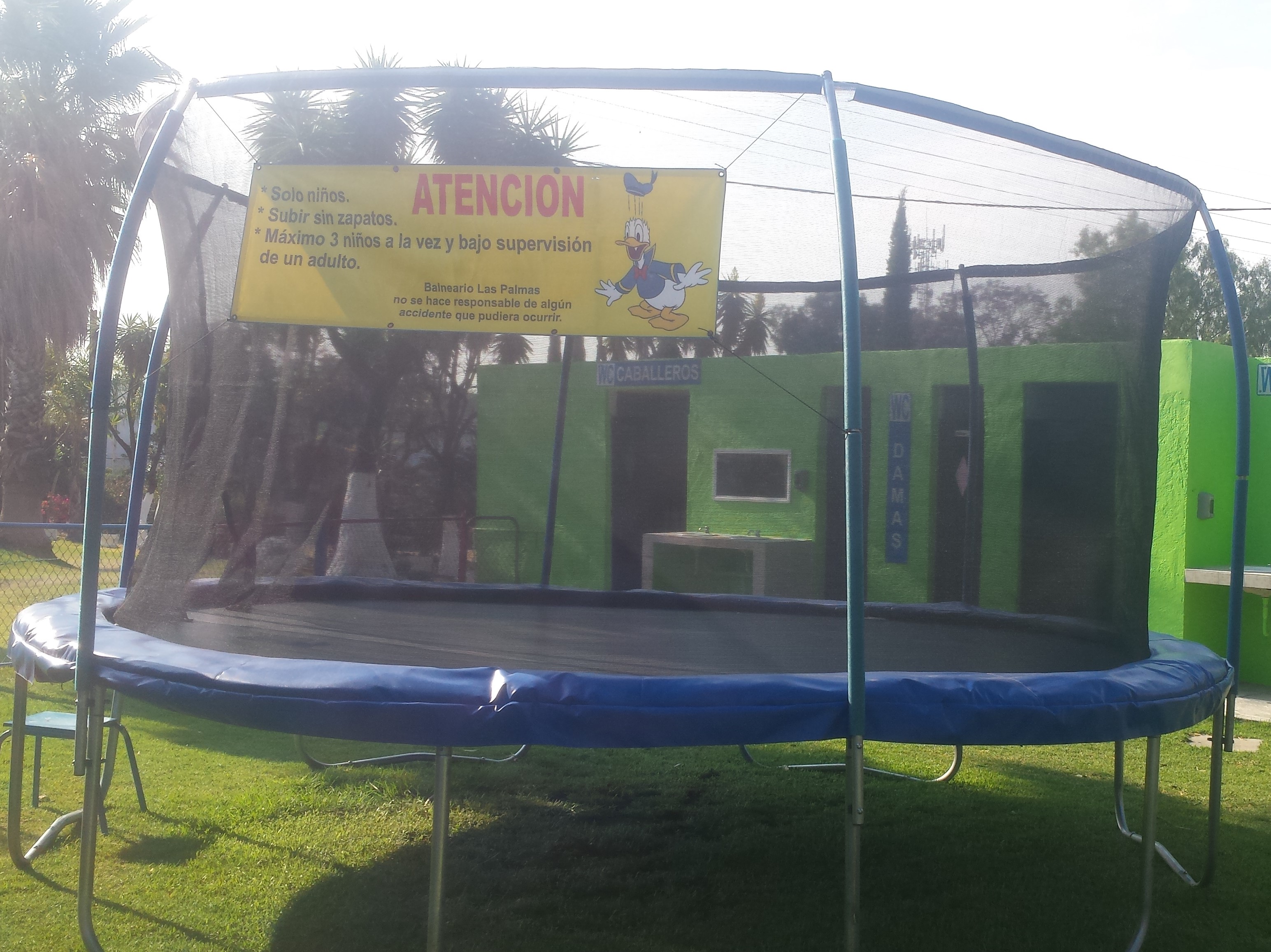 Fotografiá de un trampolín de aproximadamente cuatro metros de diámetro, tiene red protectora.
