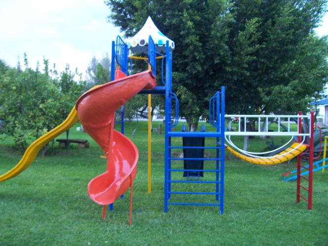 Fotografías de una estructura de un juego de parque con escaleras, una resbaladilla y un tobogán.